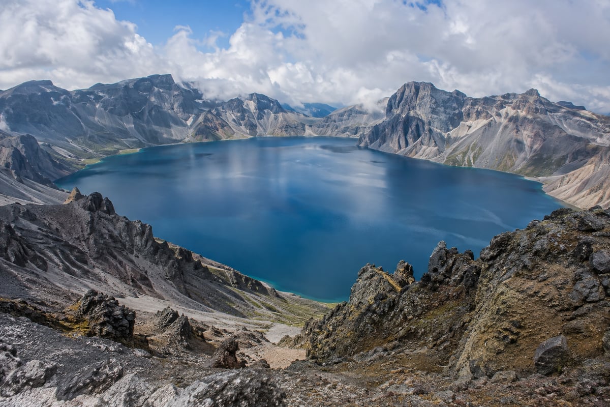 目的地长白山 · 生成主题配图 目的地长白山:群山环绕的火山湖(主题配图)